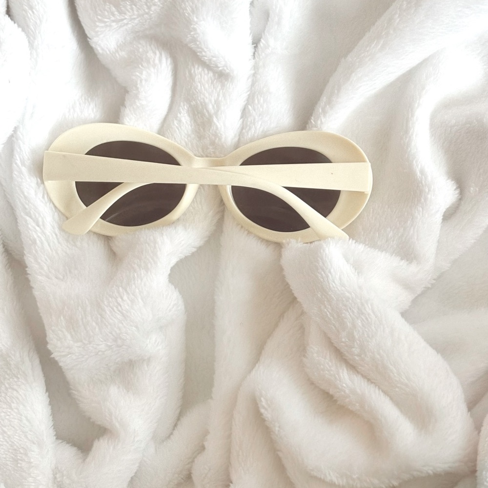 ~ Vintage Look ~ Sunglasses ~ Ivory - Picture 2 of 3